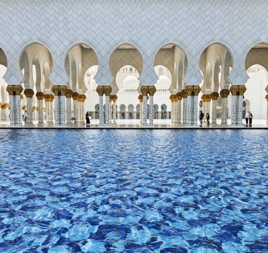 Onde ficar em Abu Dhabi: Área externa da mesquita do centro de Abu Dhabi, onde você encontra diversas opções de hotéis.