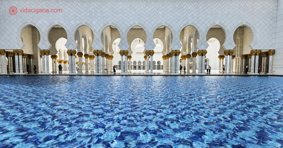 Onde ficar em Abu Dhabi: Área externa da mesquita do centro de Abu Dhabi, onde você encontra diversas opções de hotéis.