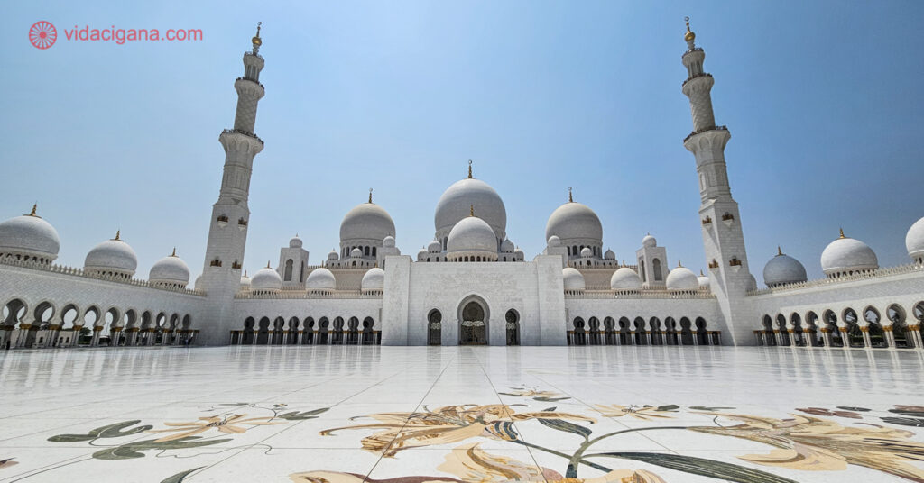 Foto da Grande Mesquita Sheikh Zayed, localizada no centro da cidade, uma de nossas dicas de onde se hospedar em Abu Dhabi. 