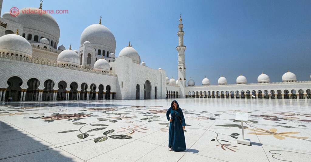 Larissa em frente à Grande Mesquita Sheikh Zayed, em Abu Dhabi.