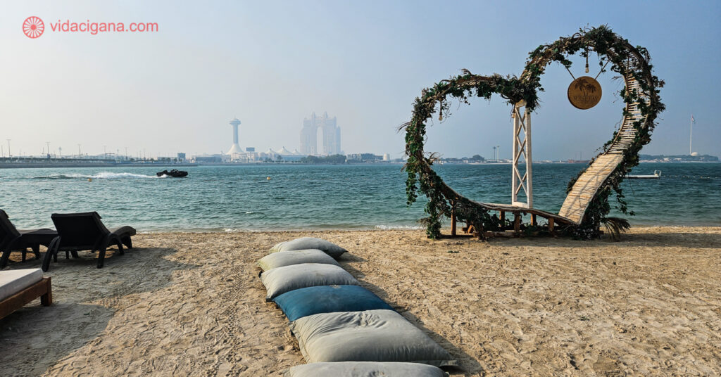 A foto mostra uma praia privativa em um dos hotéis onde ficar em Abu Dhabi, o Radisson Blu Hotel & Resort, na região Le Corniche. 