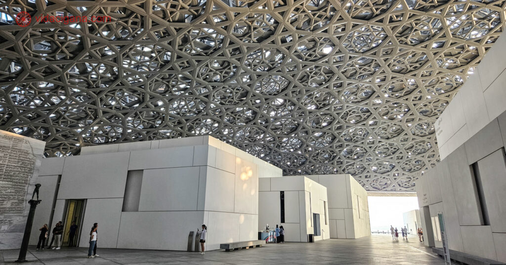 O pátio externo do Louvre Abu Dhabi com sua cúpula lindíssima