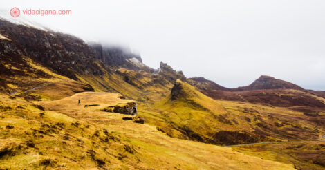 Onde ficar na Ilha de Skye: eu no topo do Quiraing, um grupo de montanhas amarelas