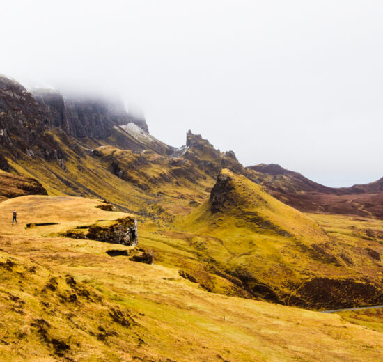 Onde ficar na Ilha de Skye: eu no topo do Quiraing, um grupo de montanhas amarelas