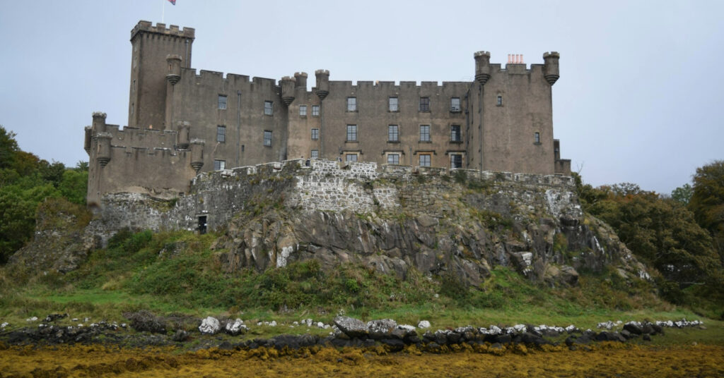 Foto da fachada do Castelo de Dunvegan, na Escócia. 