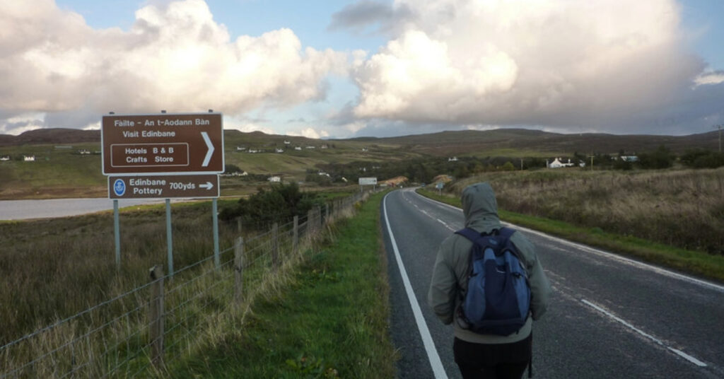 Estrada para a vila Edinbane, na Ilha de Skye. 