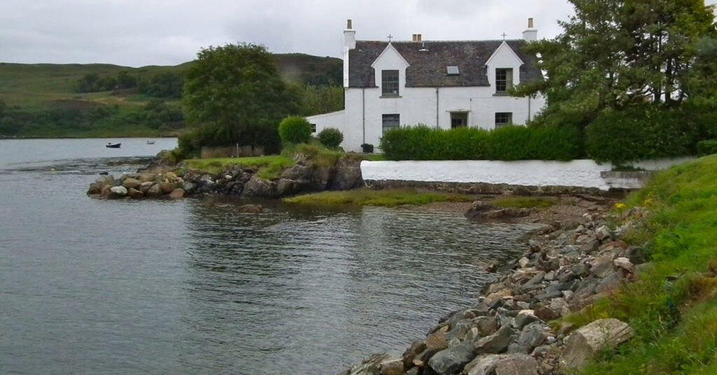 Isleornsay, na Ilha de Skye, tem vista para o mar. 