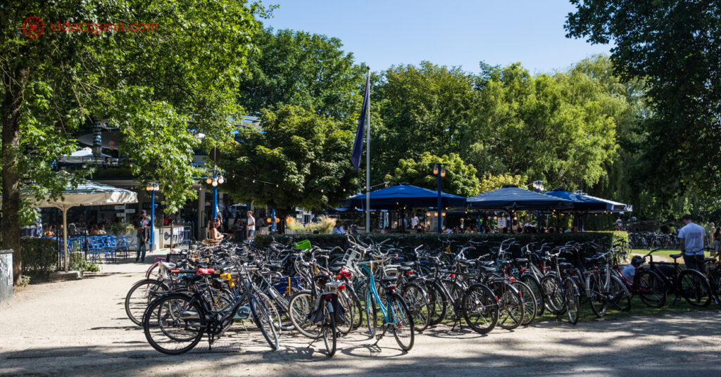 Nos parques em Amsterdam é muito comum que os turistas e moradores andem de bicicleta. Na imagem, vemos muitas estacionadas. 