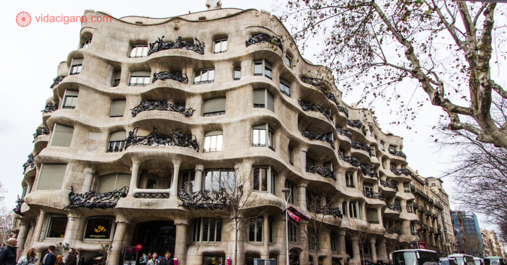 A imagem mostra o edifício de pedra La Pedrera, de Antoní Gaudí, em Barcelona. 