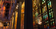 O interior da Sagrada Família, obra mais famosa de Gaudí em Barcelona, com seus vitrais coloridos inundando o interior da igreja