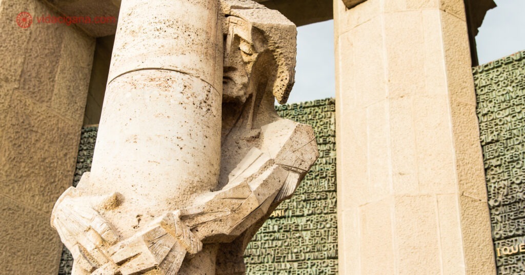 Detalhe de uma das obras arquitetônicas de Gaudi, um homem de pedra abraçado a uma coluna. 
