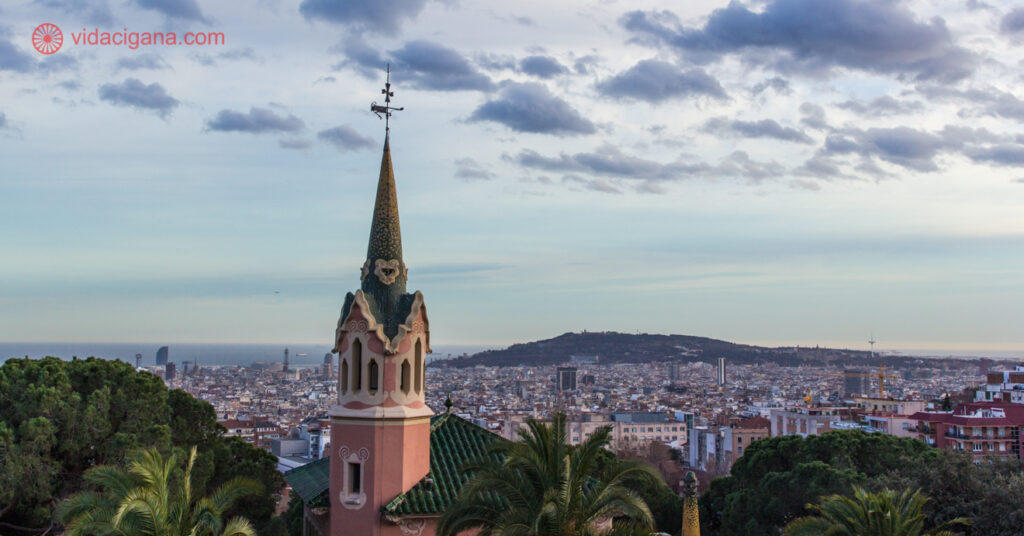 A imagem mostra torre de uma das construções de Gaudí em Barcelona.