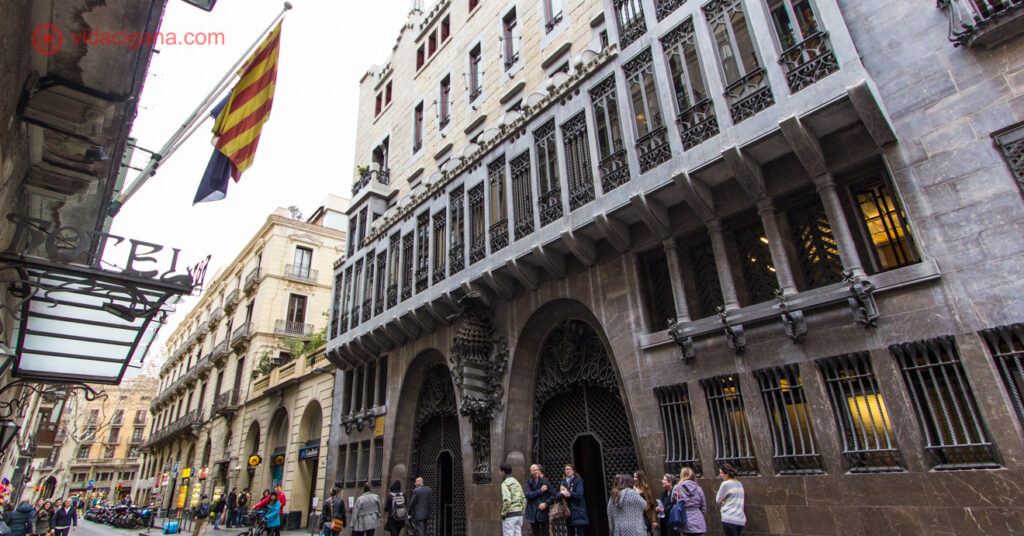 Foto da fachada do Palau Güell, obra de Gaudí em Barcelona.