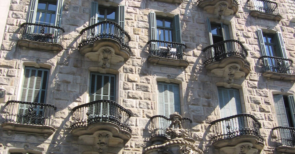 Fachada da Casa Calvet, em Barcelona.