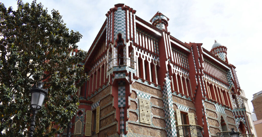 A imagem mostra parte da fachada da Casa Vicens, que é aberta ao público para visitação. 