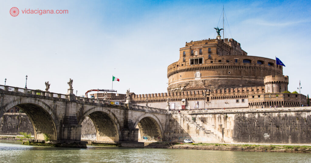 O Castel Sant'Angelo visto da ponte que atravessa o Rio Tibre