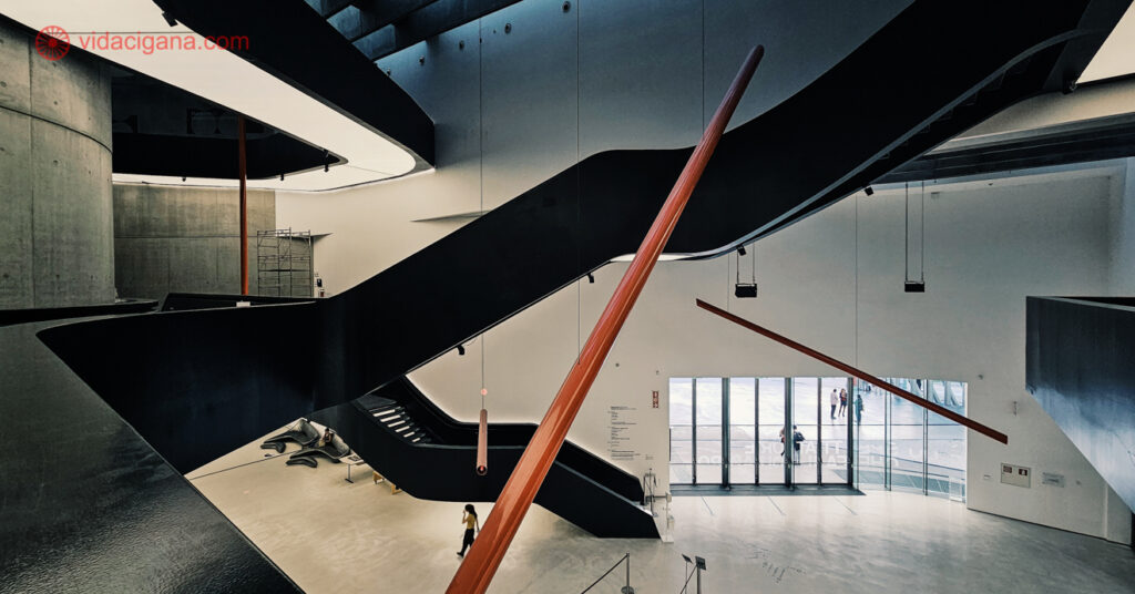 Estrutura na entrada do MAXXI, o museu em roma que se dedica à arte do século XXI. 