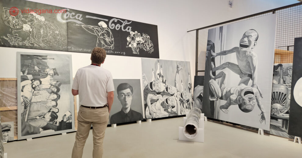 O MAXXI é um dos melhores museus de Roma, mas ainda não muito conhecido pelos turistas que vão atrás do clássico e renascentista da cidade. Nessa foto um homem de costas vê pinturas em preto e branco