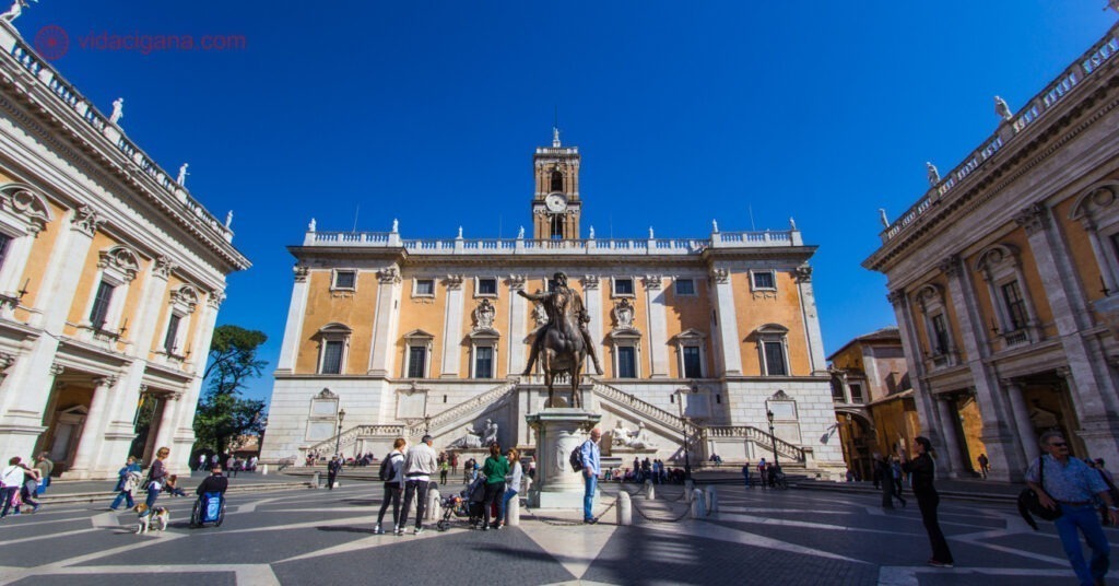 Fachada dos Museus Capitolinos, que conta com uma estátua de bronze representando Marco Aurélio em seu cavalo. 