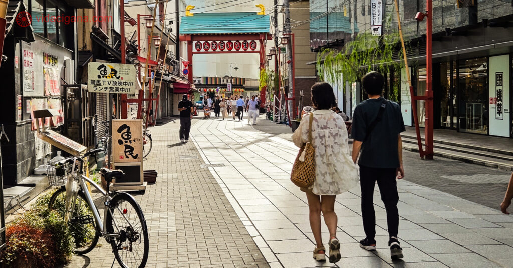 A foto mostra pessoas passeando pelas ruas de Asakusa, Tokyo.