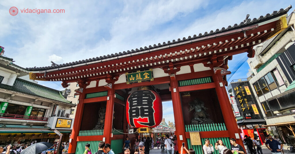 A imagem mostra o portão Kaminarimon, entrada para a rua nakamise e para o templo budista Sensoji em Asakusa.