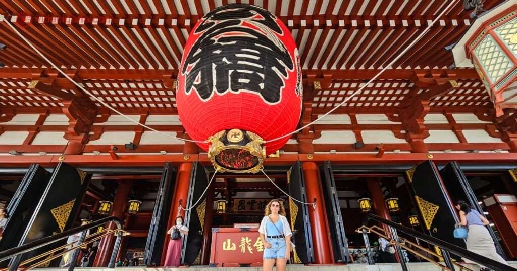 A imagem mostra Larissa em frente ao templo budista Sensoji, em Asakusa, Tokyo. Essa é uma das nossas dicas para o que fazer em Asakusa.