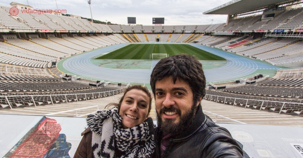 Eu e Carlos no interior do Estádio Lluís Companys , em Montjuïc, Barcelona. 