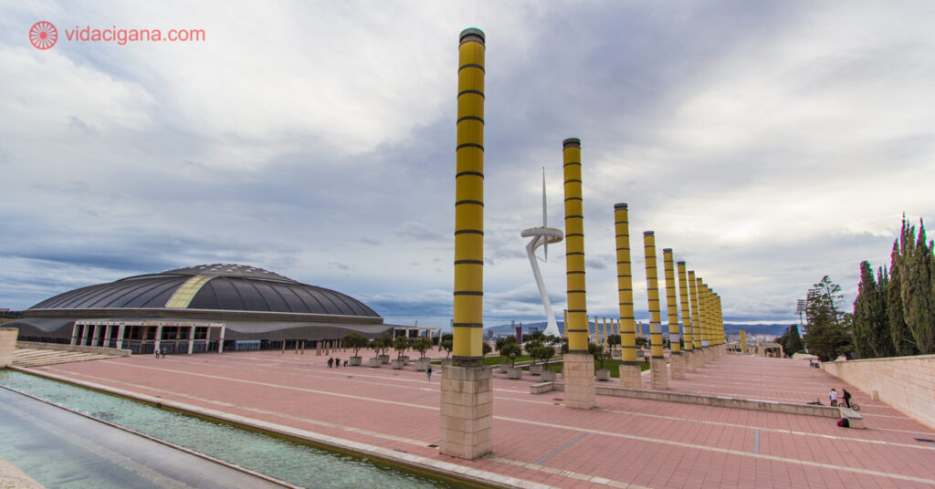 O Anel Olímpico de Montjuïc fica no complexo olímpico, próximo ao Estádio Lluís Companys. 