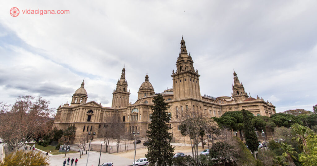 O Museu de Arte da Catalunia visto de lado, com suas torres cor de ocre