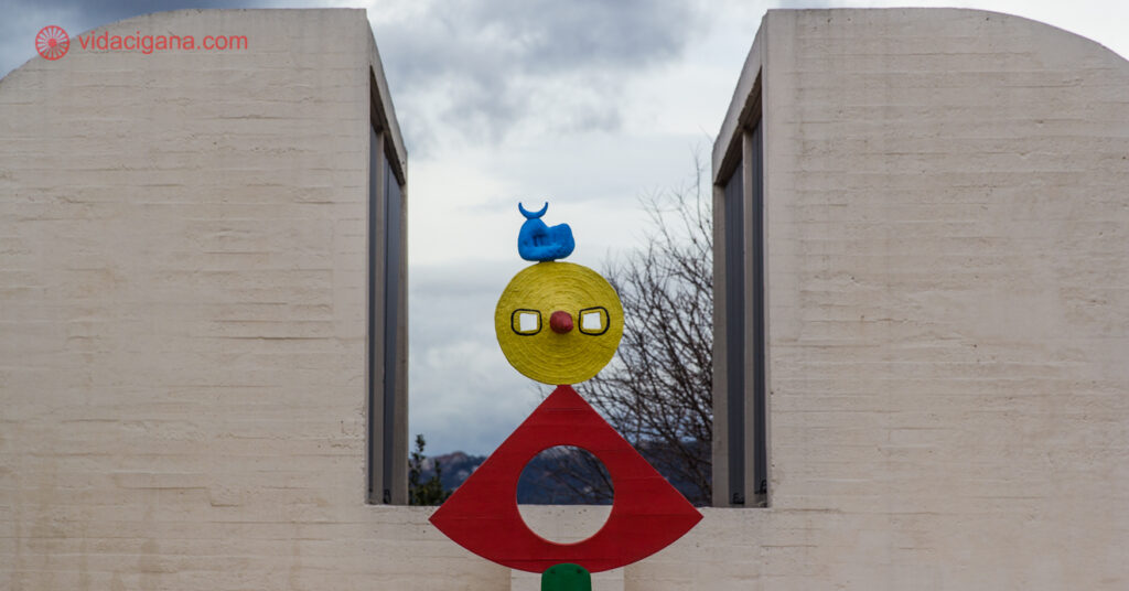 Uma estátua com as cores de Miró no interior da Fundação Joan Miró