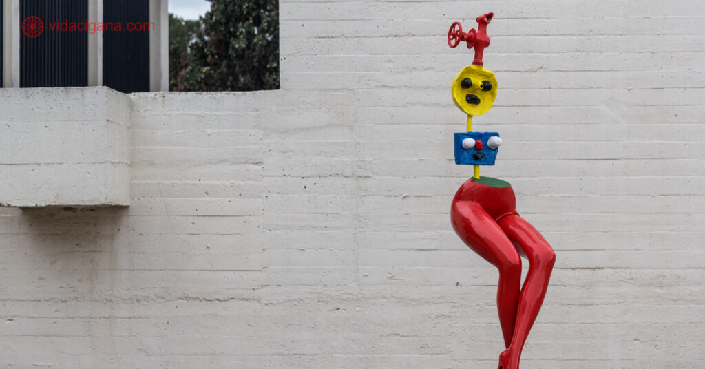 Uma estátua com a cores de Miró na Fundação Joan Miró