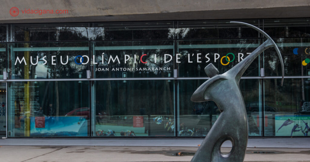 Uma estátua minimalista na frente do Museu Olímpico do Esporte, em Barcelona