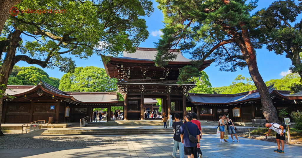 O Meiji Shrine é um importante templo japonês. Além da arquitetura impressionante, o local traz uma importante base para quem quer entender melhor os aspectos religiosos do Japão.