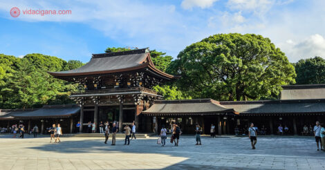 O que fazer em Shibuya: o Santuário Meiji com muitas árvores em volta