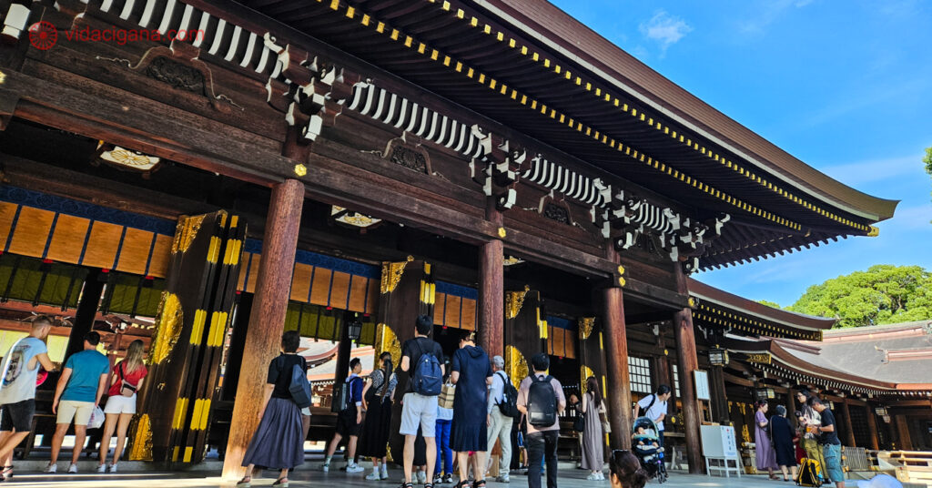 O Templo Meiji repleto de pessoas fazendo orações