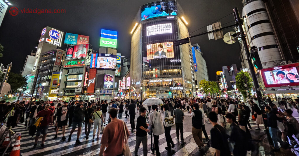 O principal cartão postal de Shibuya, o Shibuya Crossing está sempre cheio de gente e sempre é usado como cenário de filmes. Velozes e Furiosos e Resident Evil são alguns dos filmes com cenas icônicas gravadas aqui.