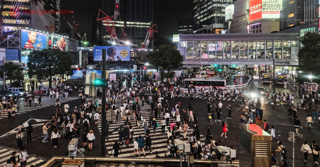 O Shibuya Scramble Crossing visto do alto, de dentro do Starbucks da rua