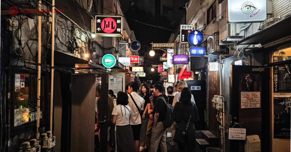 Golden Gai é um trecho de Shinjuku de ruas estreitas com diversos bares, como mostra a imagem.