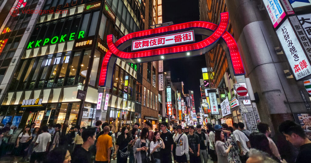A imagem mostra o movimento de Kabukicho, uma das opções da nossa lista para o que fazer em Shinjuku.