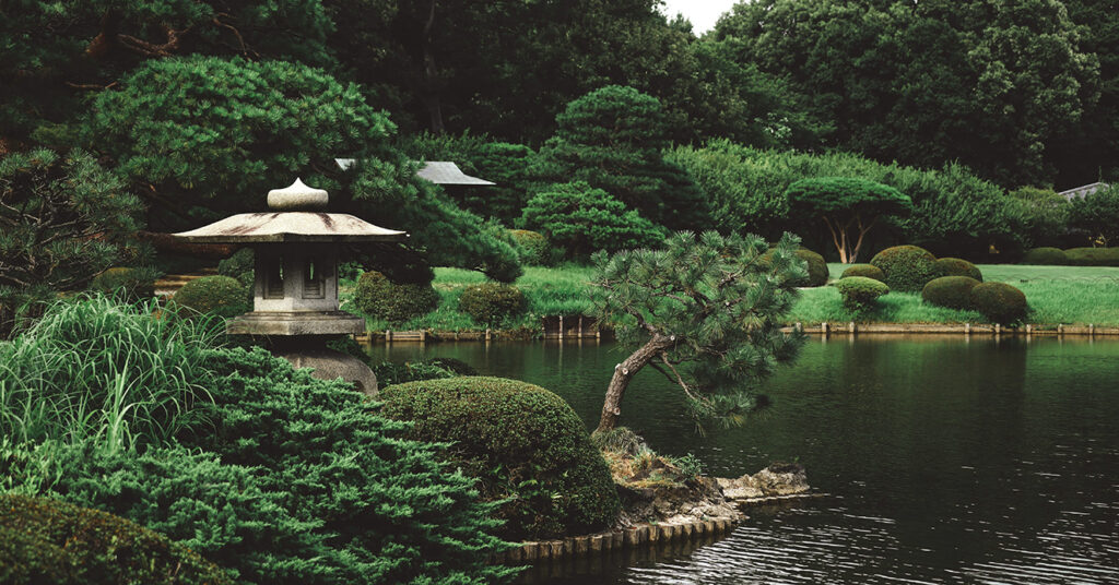 Uma das melhores coisas para fazer em Shinjuku, Tóquio, é conhecer o Jardim Nacional Gyoen. A foto mostra a paisagem do lugar.