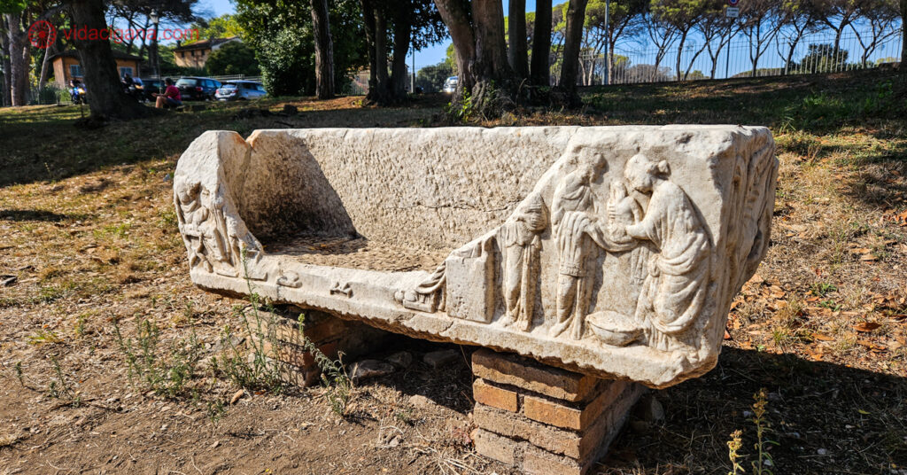 Parte de uma das tumbas dispostas por Ostia Antica. 