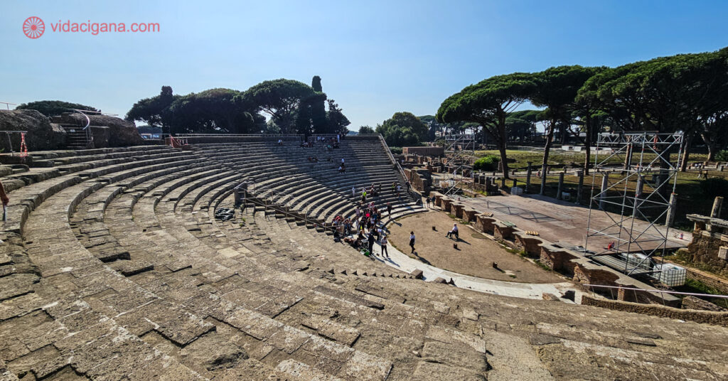 A foto mostra o Teatro de Ostia Antica, com suas arquibancadas em meia lua. 