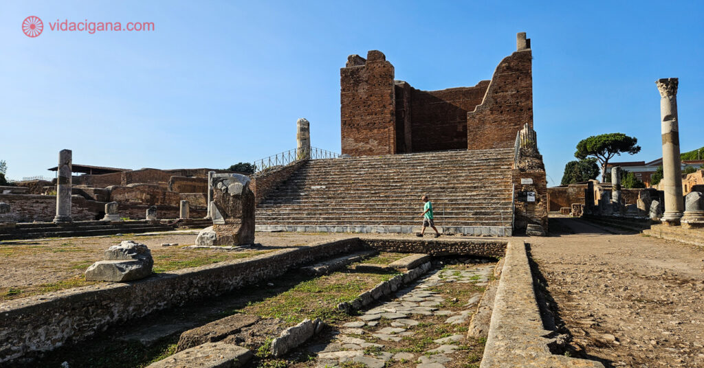 Na imagem estão ruínas do Fórum e do Capitólio de Ostia Antica. 