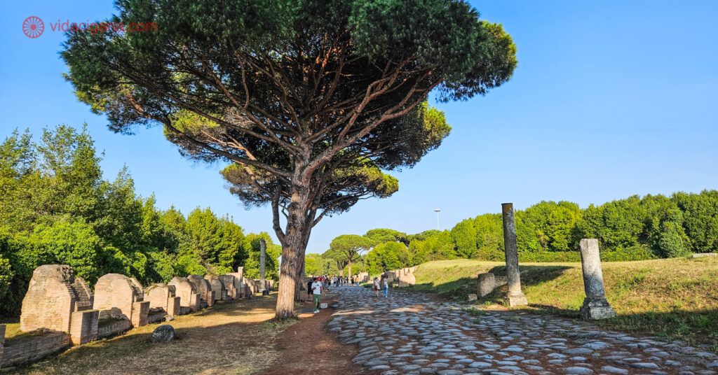 A imagem mostra trecho do caminho a ser percorrido em Ostia Antica, Decumanus Maximus.