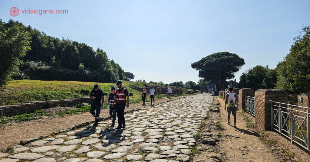Na imagem, turistas caminham pela estrada Decumanus Maximus.