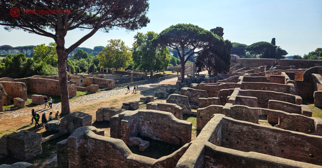 Na imagem, estão dispostas estruturas bem divididas que delimitam habitações de Ostia Antica. 