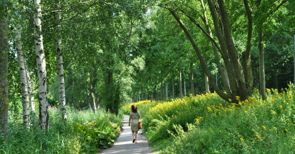 Mulher caminha pelos jardins do Westerpark, em Amsterdam, na Holanda. 