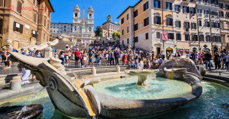 Na nossa lista de melhores praças de Roma está a Piazza di Spagna, com a Igreja da Trindade lá ao fundo
