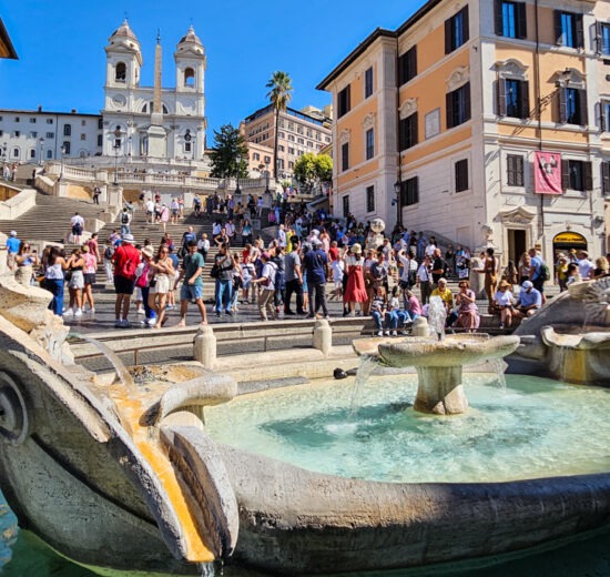 Na nossa lista de melhores praças de Roma está a Piazza di Spagna, com a Igreja da Trindade lá ao fundo