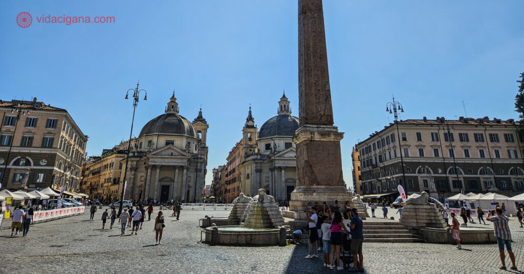 Na imagem estão o obelisco Flamínio, e as igrejas irmãs, Santa Maria dei Miracoli e Santa Maria in Montesanto, na Piazza del Popolo